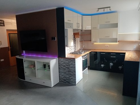 Wohnküche Mit 160cm Smart TV inkl. LAN Internetanschluss, Musikverkabelung und SAT-Anschluss bis zum Dach. Küche mit LED Beleuchtung